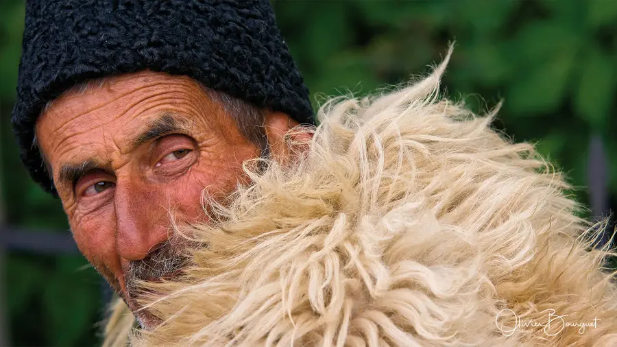 Portrait d’un homme coiffé d’un bonnet, une peau de mouton sur l’épaule, Roumanie