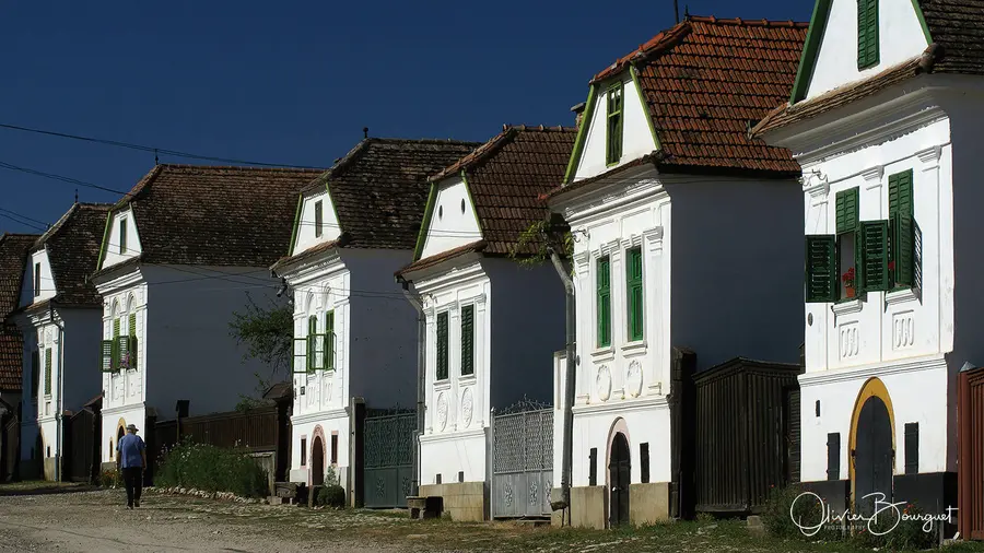 Rangée de maisons blanches à pignons dans un village, Roumanie